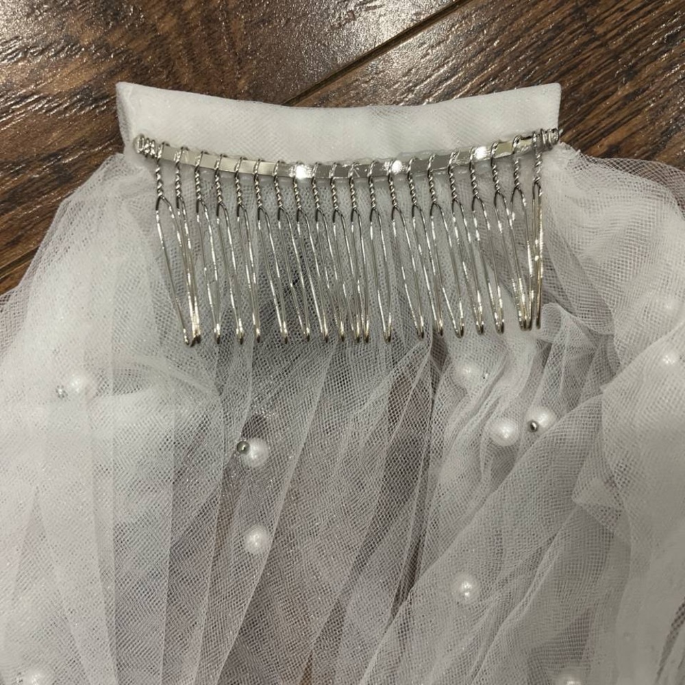 Elegant White Bridal Veil with Pearls - Picture 5 of 5